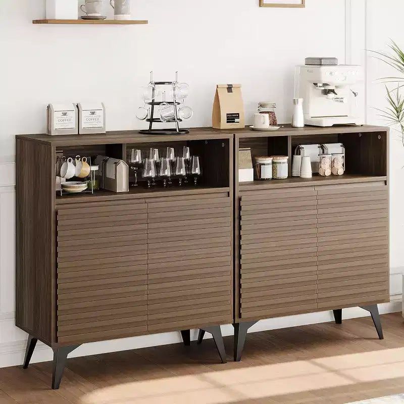 42 Credenza a Buffet Scanalata, Mobile Contenitore Mid-Century con Ripiani Aperti e Ante, Gambe in Metallo Nero